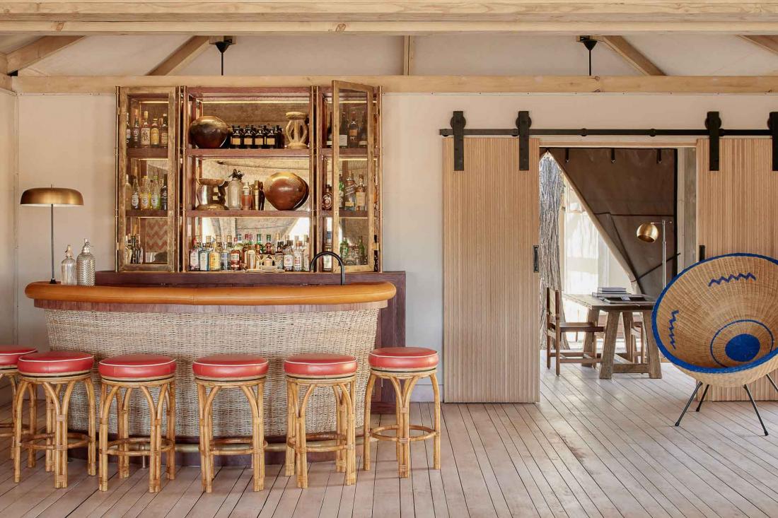 Le bar et le lounge au décor contemporain prolongent la terrasse pour offrir une vue imprenable sur les plaines.