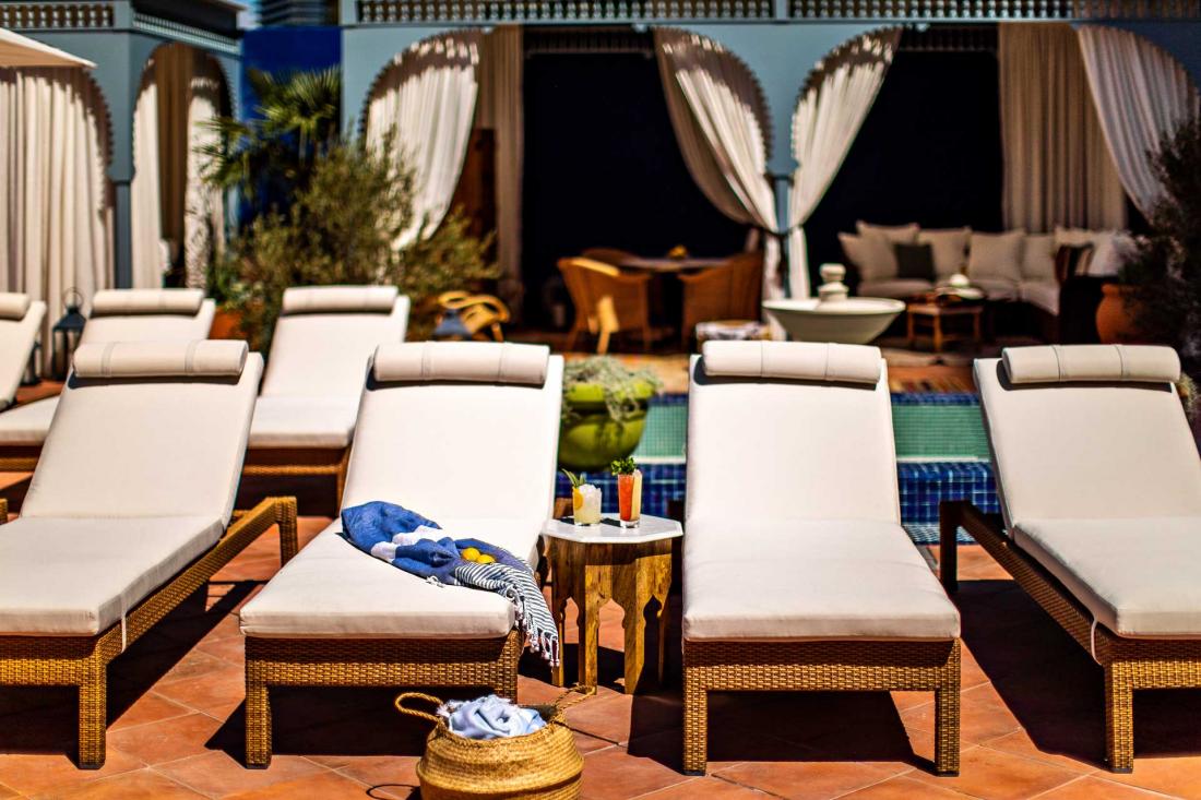 Au bord de la piscine, le café propose jus, cocktails et vins soigneusement sélectionnés.