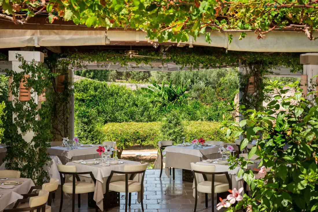 Une cuisine traditionnelle préparée à partir des meilleurs produits locaux est servie par le chef Luigi Barletta dans un cadre élégant et rustique.