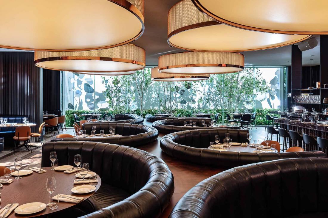 L’élégante steakhouse Mr Porter sert une cuisine savoureuse dans une ambiance lounge.