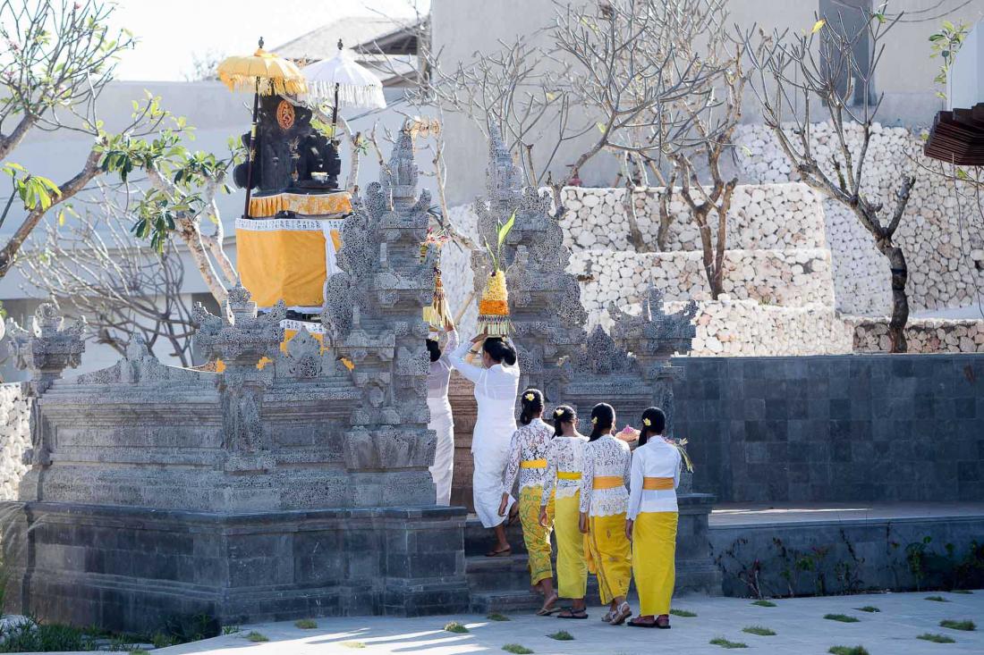 L’immersion dans la culture locale est totale lors d’une visite au temple d’Uluwatu.