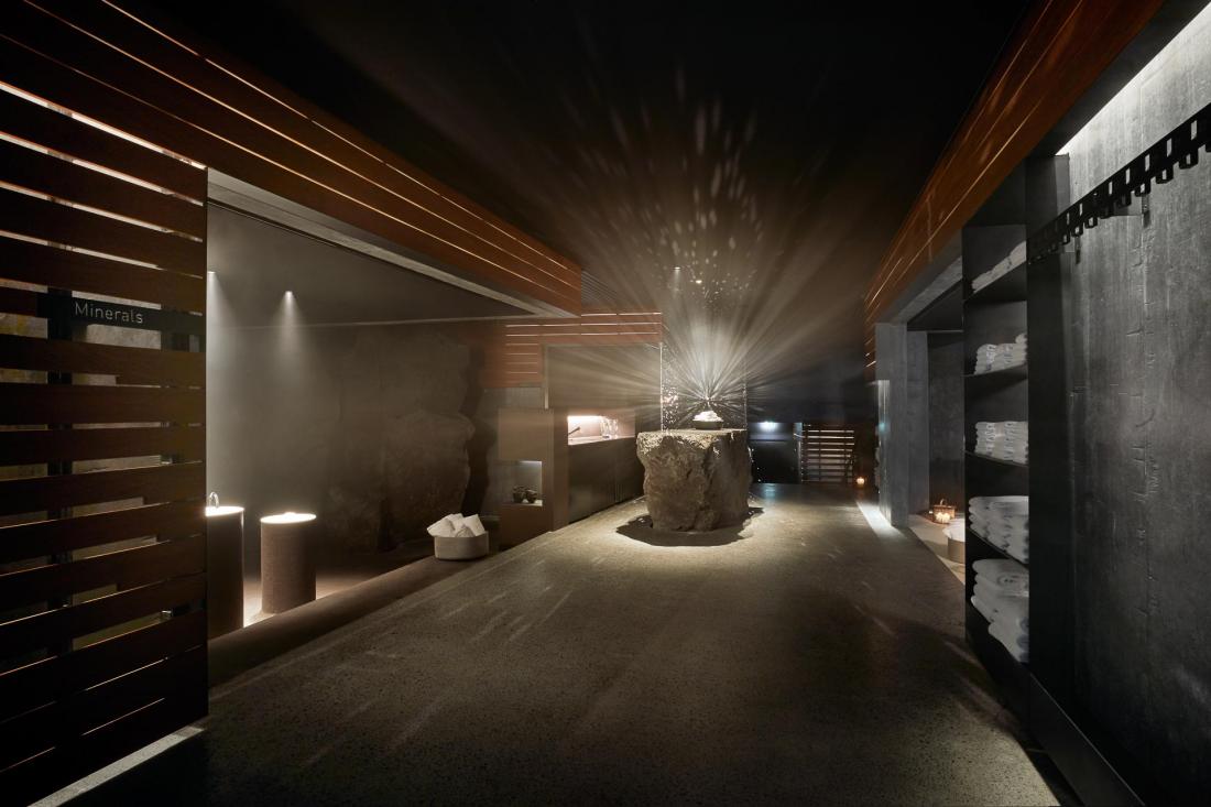 Le Rituel Blue Lagoon est le point culminant de l’expérience au spa, un soin qui mêle tous les éléments bienfaiteurs de l’eau : la silice, les algues et les minéraux.