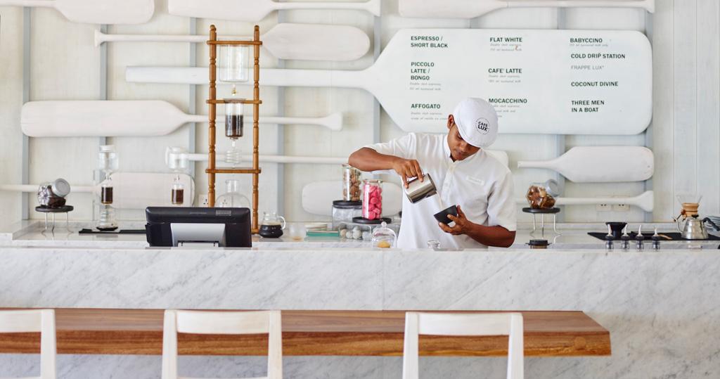Dans le Café LUX est servi un café éthiquement prélevé et torréfié localement