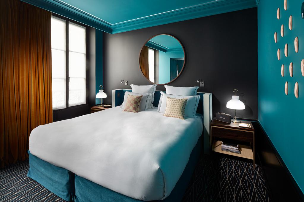 Le "bleu Sarah" fait évidemment partie de la palette de couleurs utilisée par l’architecte d’intérieurs