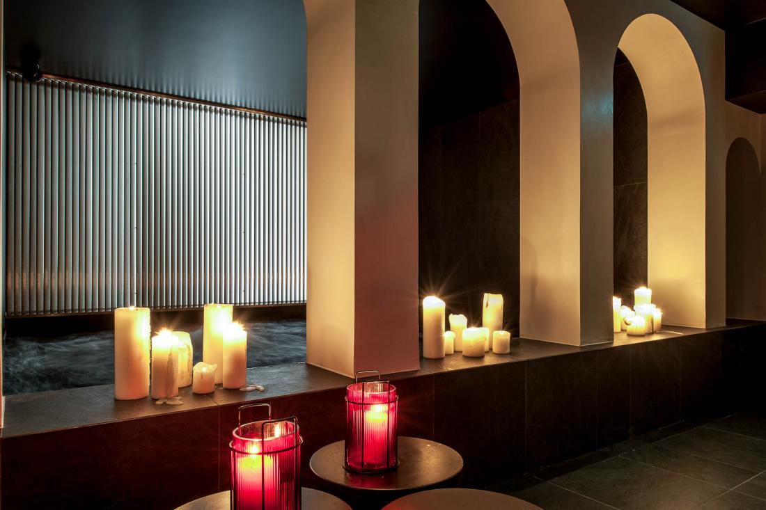 Les clients du Sinner ont accès à un spa avec piscine et hammam, à l’esthétique sombre