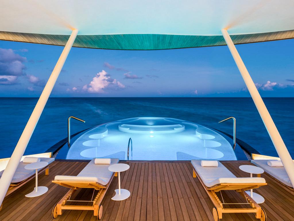 Sur une terrasse face à l’océan, la piscine Blue Hole est le plus vaste bassin d’hydrothérapie des Maldives