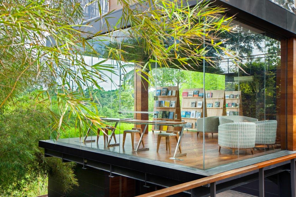 Une grande librairie vitrée permet de profiter d’un environnement spectaculaire pour lire
