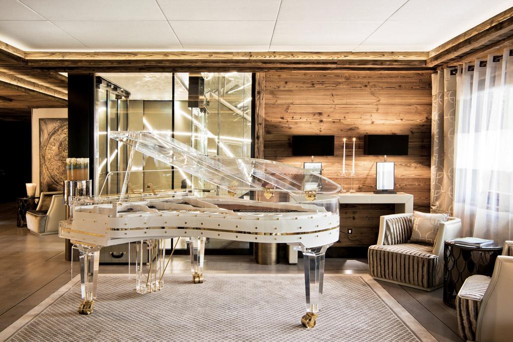 Comble du luxe, la présence d’un piano Schimmel en verre, reproduction de celui de la chanteuse Alicia Keys