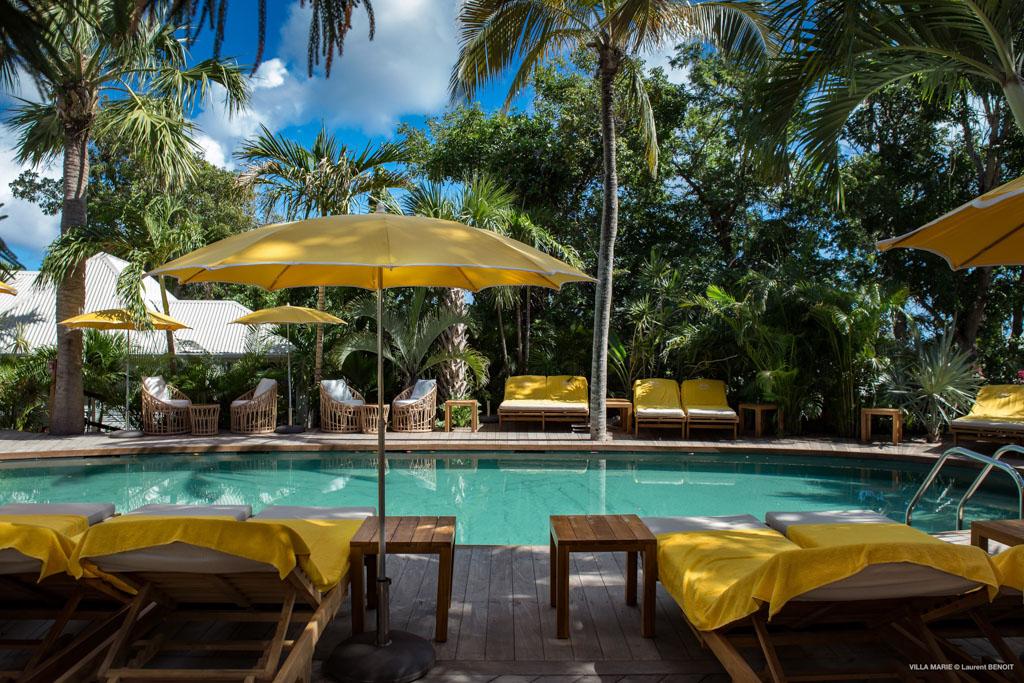 Une piscine extérieure, pour ceux qui ne souhaiteraient pas profiter de la plage, est nichée au cœur du jardin tropical de l’hôtel