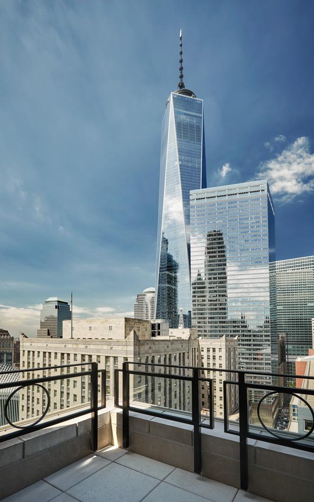 Le One World Trade Center, la plus haute tour du pays, est à seulement quelques centaines de mètres