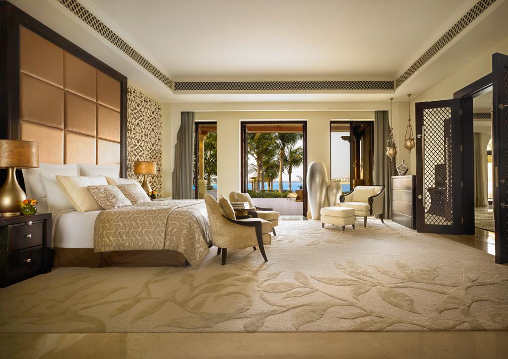 À l’intérieur, le décor se révèle tout aussi luxueux, mélangeant habilement matériaux nobles et touches contemporaines