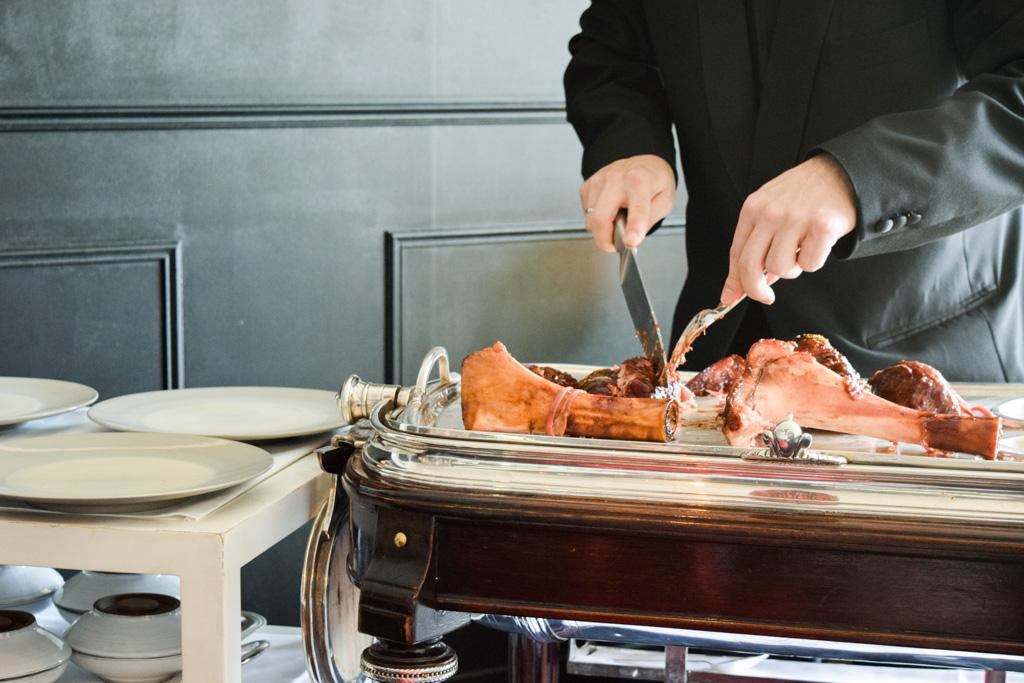... avant d’enchaîner sur un jarret de veau fermier cuit à basse température