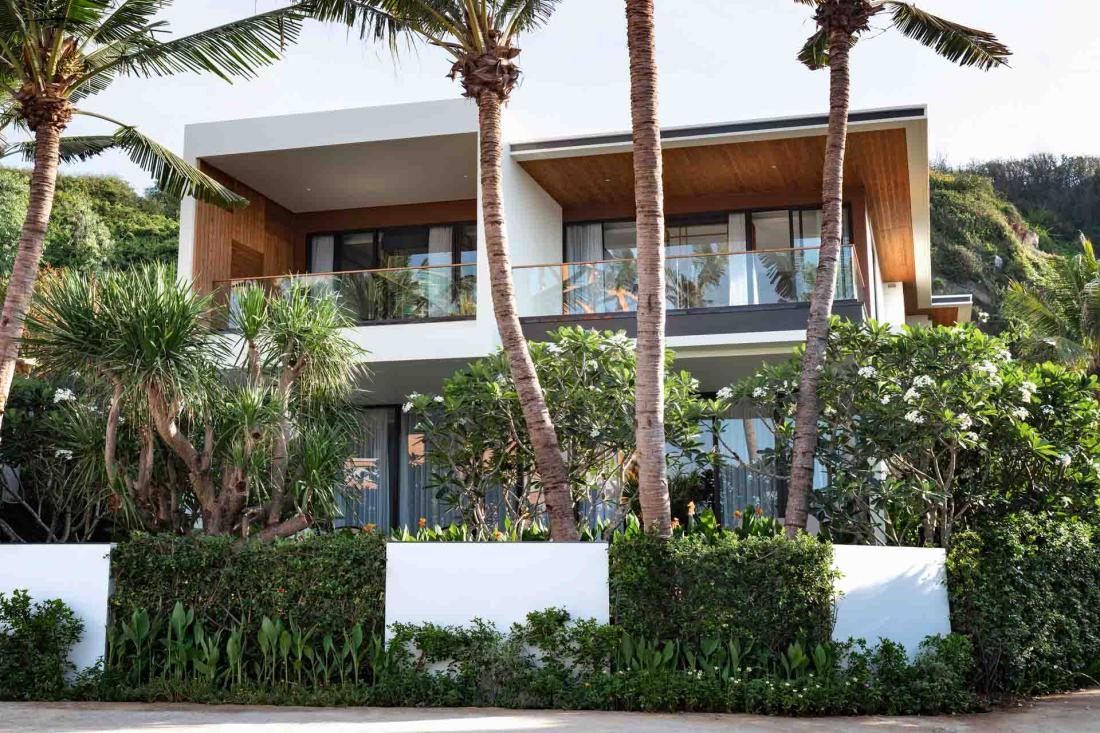 Vue sur mer, plage et jardin, les 94 villas blanches se succèdent dans les allées arborées de palmiers, où circulent des buggys Vue sur mer, plage et jardin, les 94 villas blanches se succèdent dans les allées arborées de palmiers, où circulent des buggys