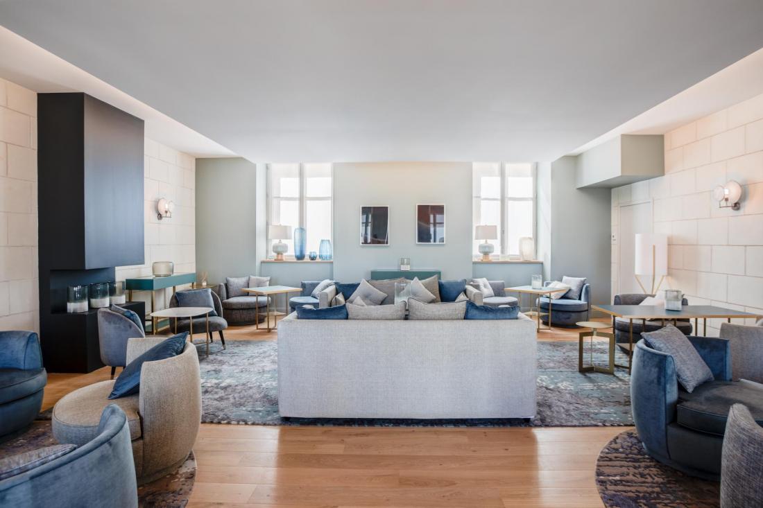 D’autres espaces de détente comme le Salon cheminée et sa terrasse D’autres espaces de détente comme le Salon cheminée et sa terrasse