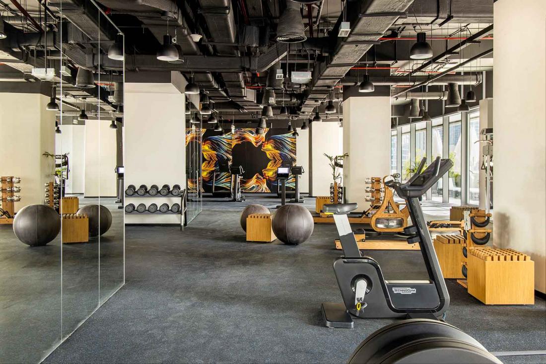 La salle de sport entièrement équipée et lumineuse La salle de sport entièrement équipée et lumineuse