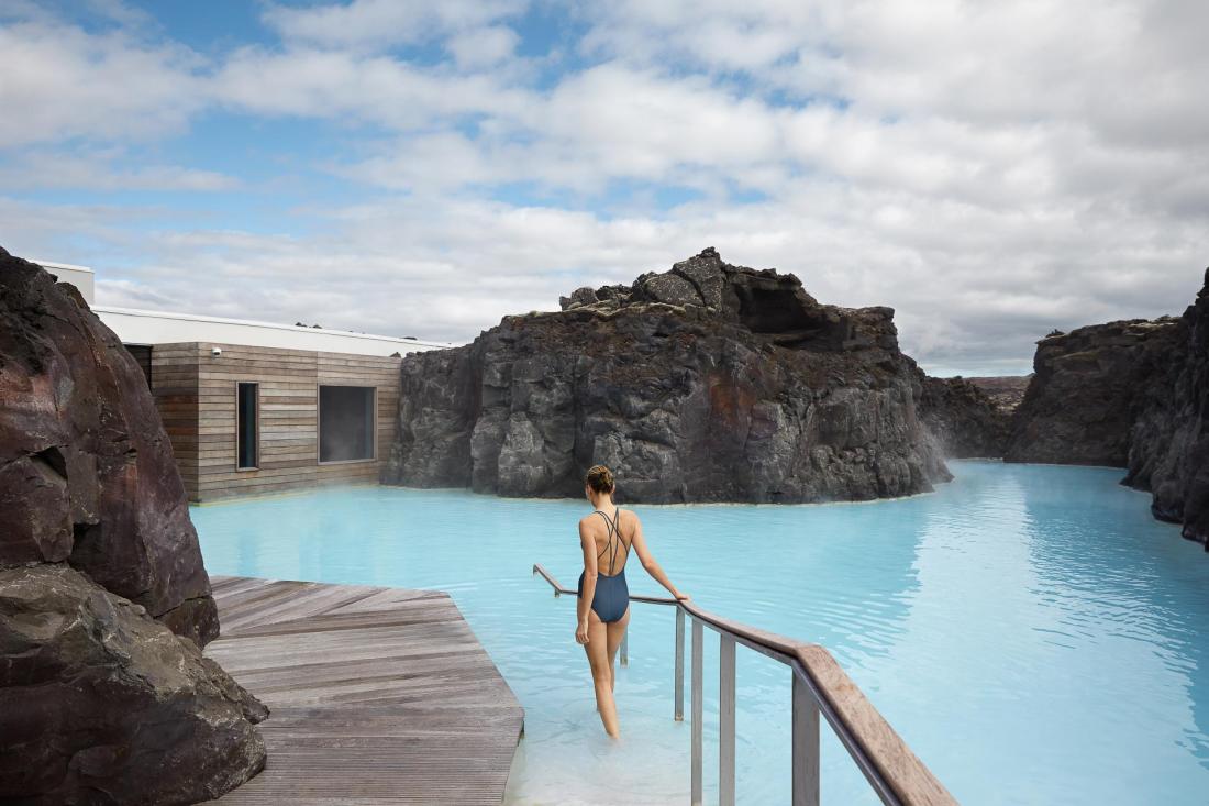 L’eau est à la base même de The Retreat, elle coule à travers le spa, remplit les couloirs de lave du lagon et encercle les suites.