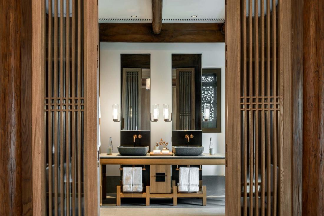 On y retrouve le style contemporain épuré, véritable signature des adresses Aman à travers le monde