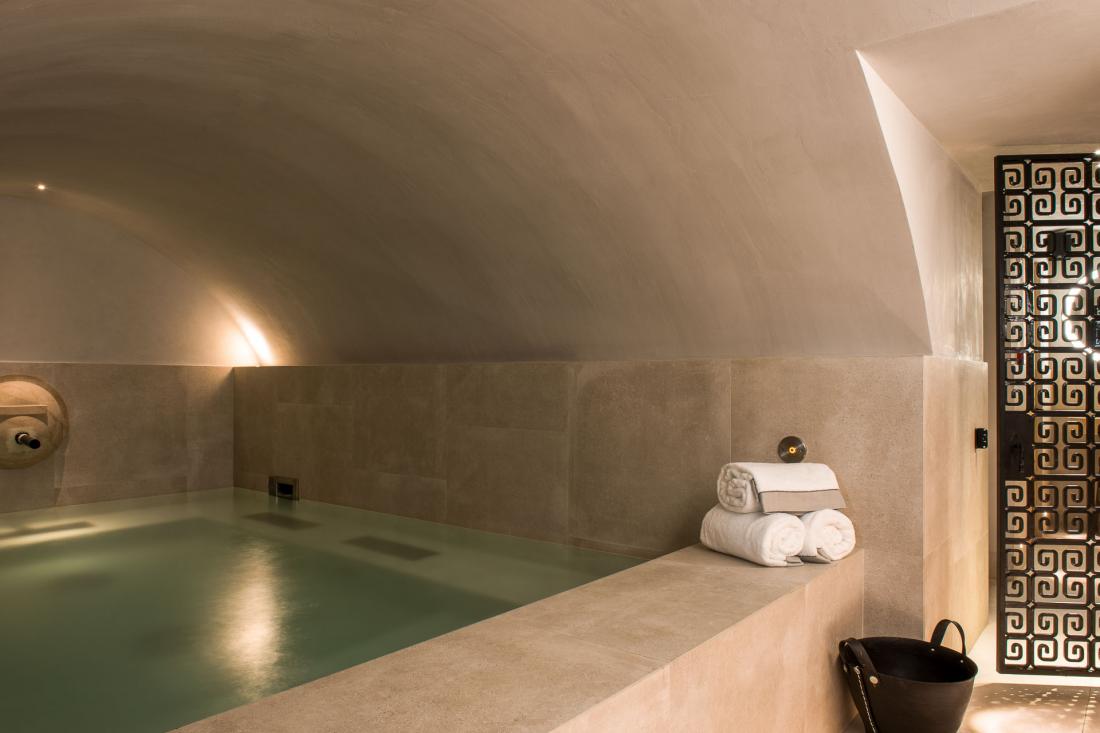 En bas, un bain « romain » permet de se relaxer sans quitter l’enceinte de l’hôtel