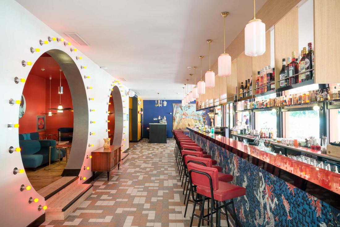 Le Bar est le principal lieu de vie de l’hôtel, ouvert tous les jours de midi à 1h du matin