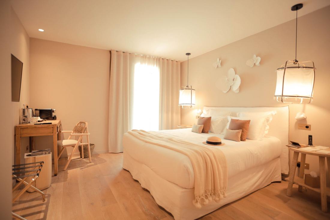 Dans les 32 chambres de la bâtisse principale, la décoration, sobre, rend hommage aux maisons américaines du Cap