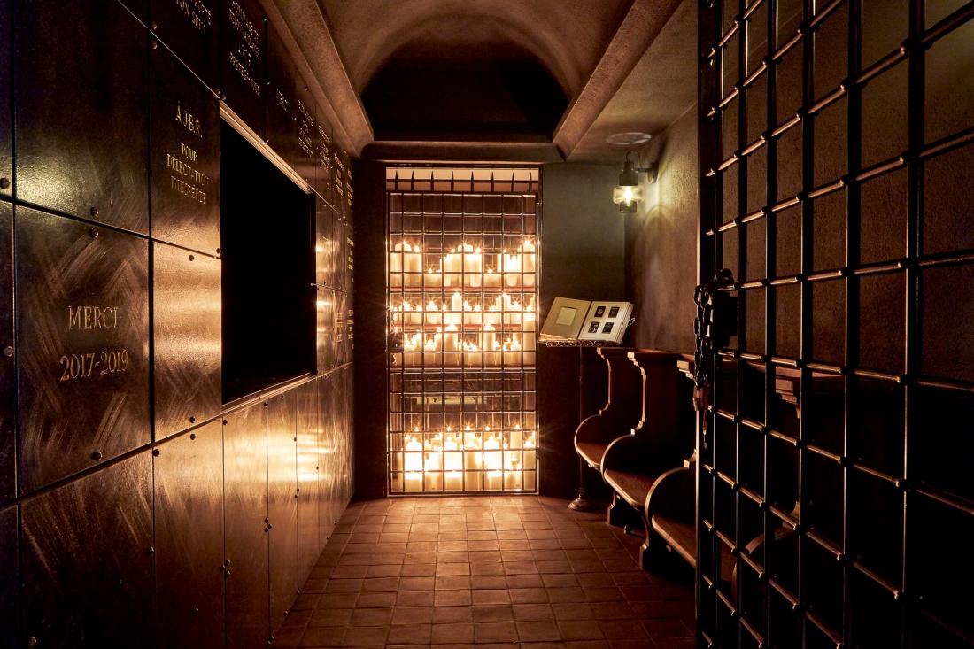 La « crypte » éclairée à la bougie est le concept-store maison, pensé à la manière d’un mystérieux cabinet de curiosités.