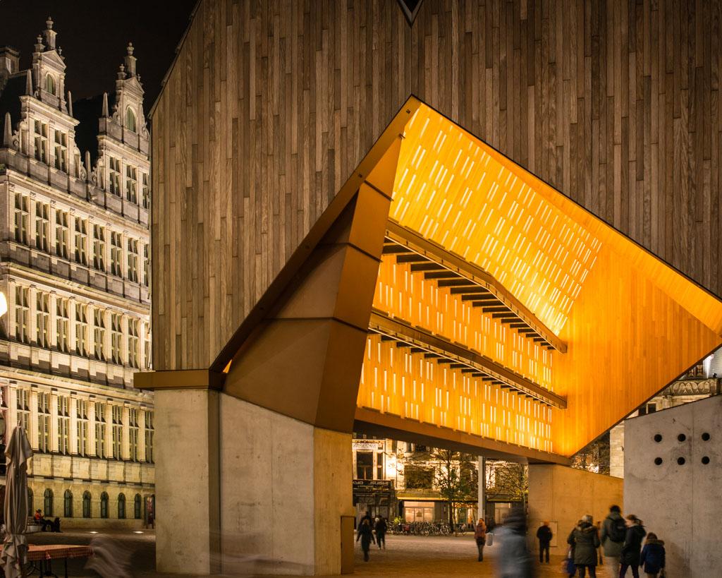 Juste en face de l’hôtel de ville, la Halle de Gand est une structure contemporaine qui rend hommage à l’architecture de la ville.