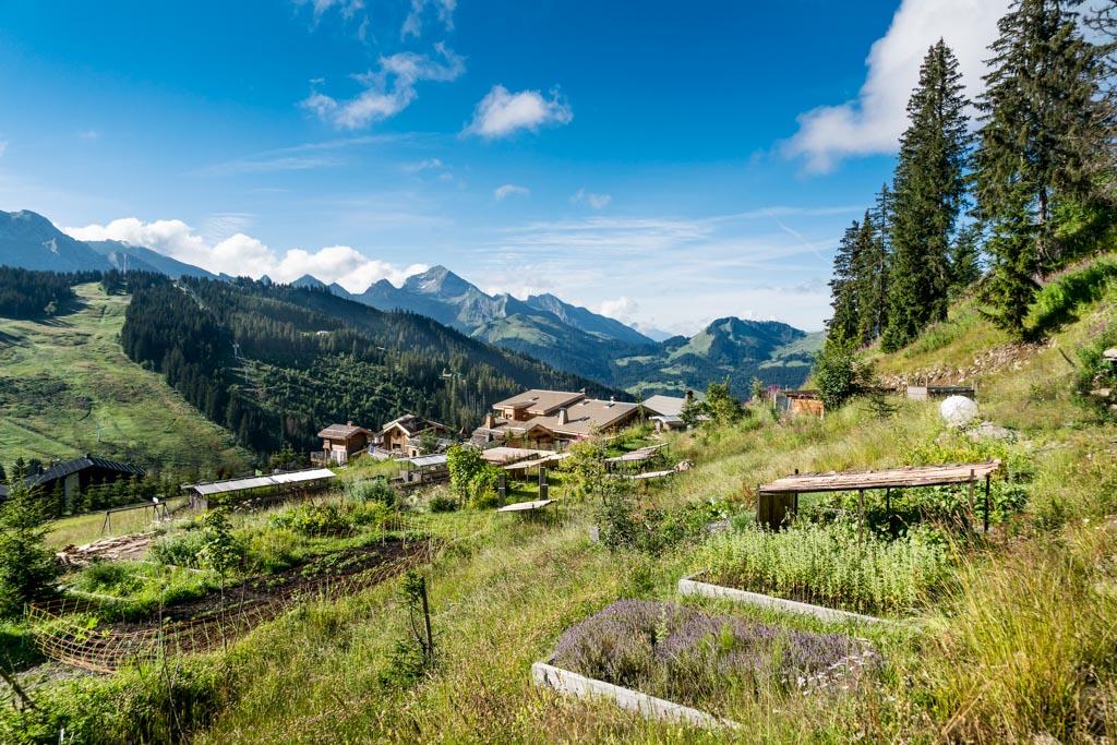 Partout autour, les paysages grandioses de la Haute-Savoie