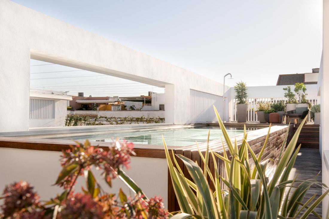 Sur le rooftop, une petite piscine attend les hôtes du Mercer Sevilla
