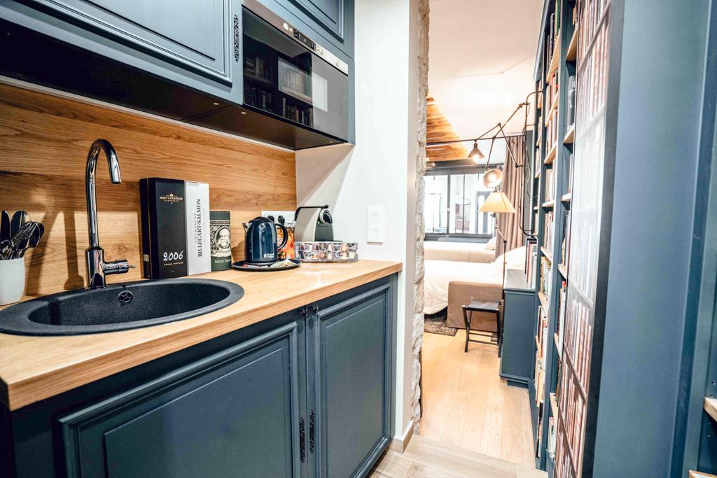 Mini-bar, réfrigérateur, four à micro-ondes mais aussi machine Nespresso ou bouilloire sont ainsi à disposition des hôtes de la suite