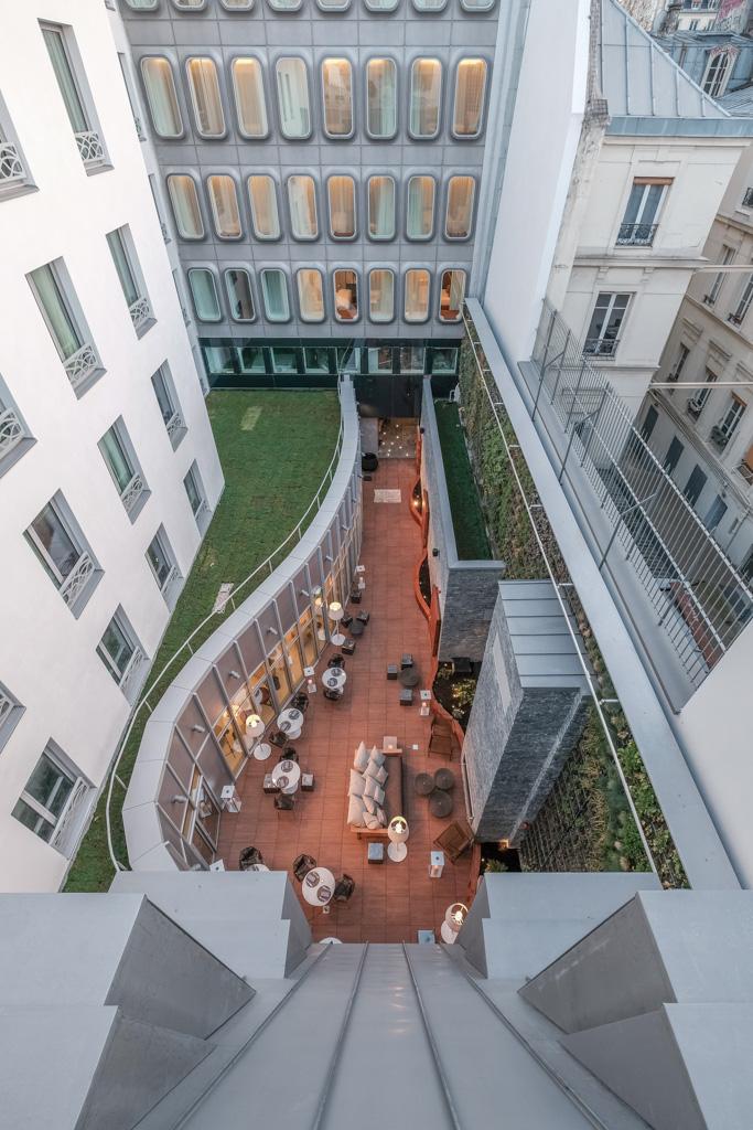 Au coeur de l’hôtel, une vaste terrasse serpente, offrant un havre de paix dans le quartier