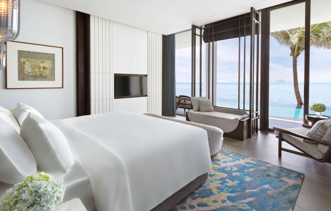La chambre principale d’une villa les pieds dans l’eau, au premier étage, domine la mer La chambre principale d’une villa les pieds dans l’eau, au premier étage, domine la mer