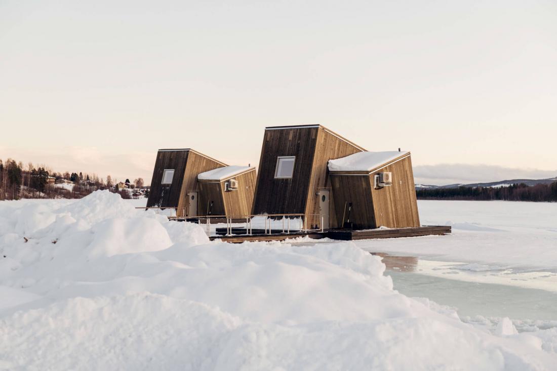 Les Water Cabin prises dans la glace de la rivière Lule