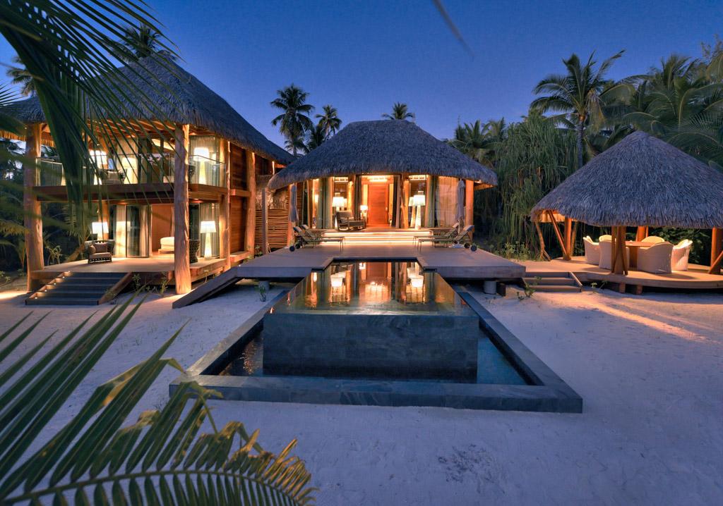 À la nuit tombée, le resort offre une atmosphère intimiste incroyablement romantique