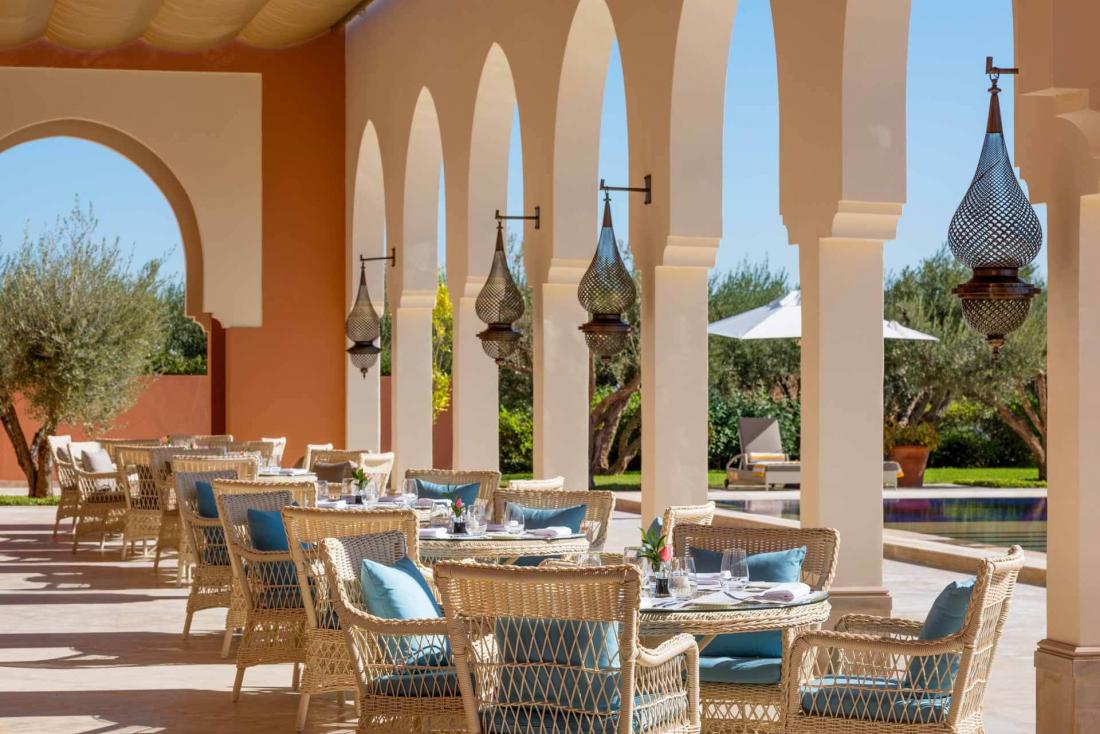 Le restaurant extérieur Azur donne sur la piscine et propose une carte fraiche et healthy Le restaurant extérieur Azur donne sur la piscine et propose une carte fraiche et healthy