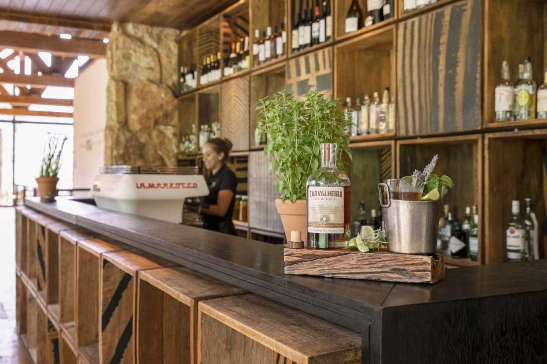 La salle du restaurant abrite également un bar La salle du restaurant abrite également un bar