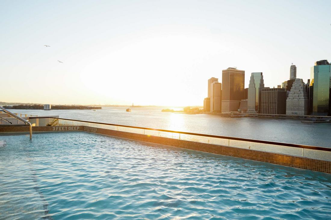 C’est ici que l’on retrouve une vaste piscine chauffée...