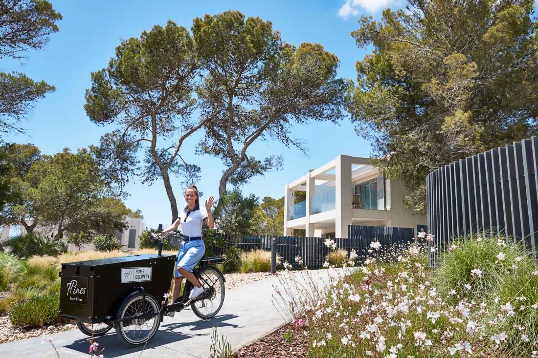 Pour se déplacer au sein de ce vaste domaine, le staff du 7Pines Resort a recours à des vélos électriques