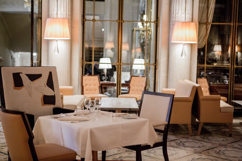 Philippe Starck a créé les fauteuils dont les dossiers en toile de canevas sont imprimés de dessins réalisés par sa fille Ara