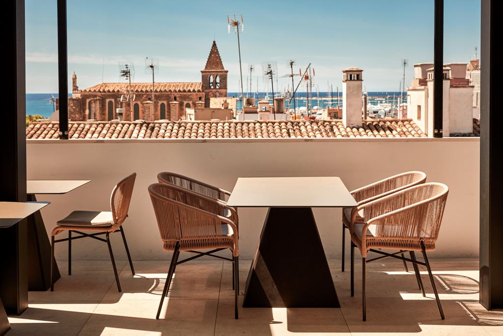 Au huitième étage du NAKAR, le CUIT est le restaurant-bar de l’hôtel