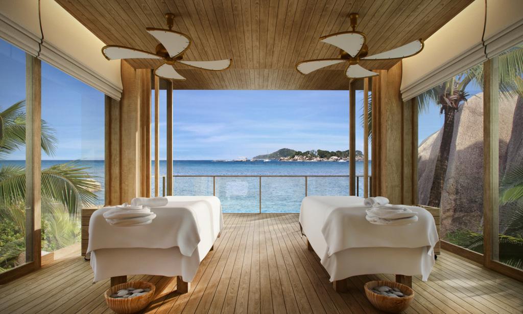 Les architectes ont ainsi imaginé un extraordinaire spa, amplement ouvert sur l’extérieur et courant le long d’un large front de mer