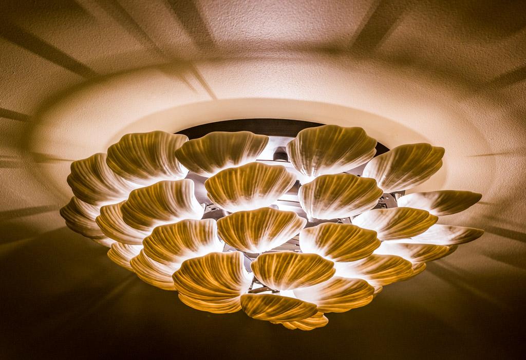 Le mobilier contemporain sous forme de clin d’oeil à l’univers marin de l’archipel