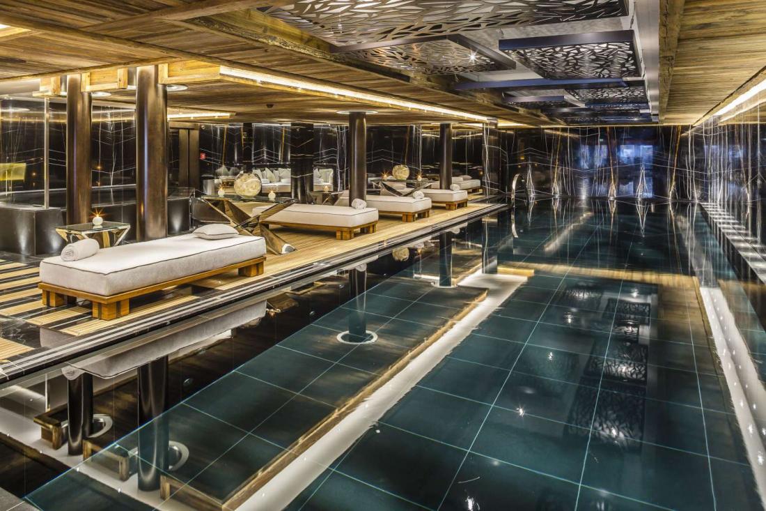 Ce spa ultra luxueux, à l’image de tout l’hôtel, dispose notamment d’une piscine intérieure de 15 mètres
