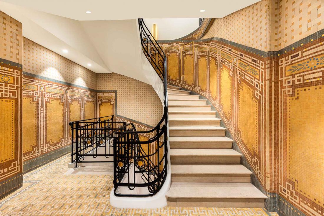 L’escalier qui mène au spa Vendôme et sa mosaïque datent de l’époque où le bâtiment était une banque