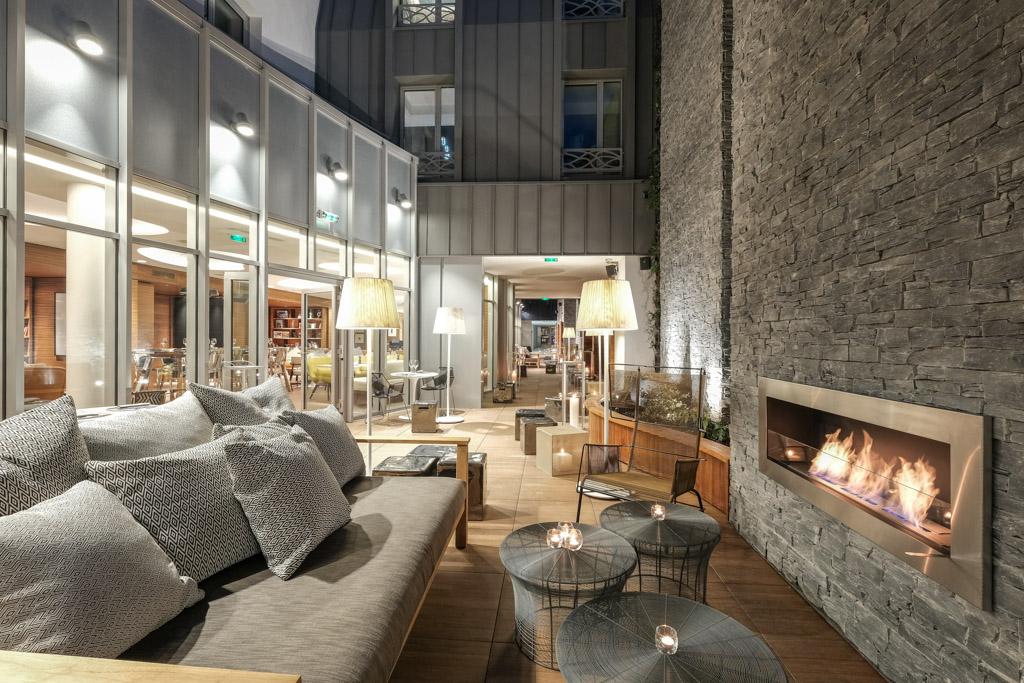 Des cheminées permettent de se réchauffer sur la terrasse quand les températures se font moins clémentes