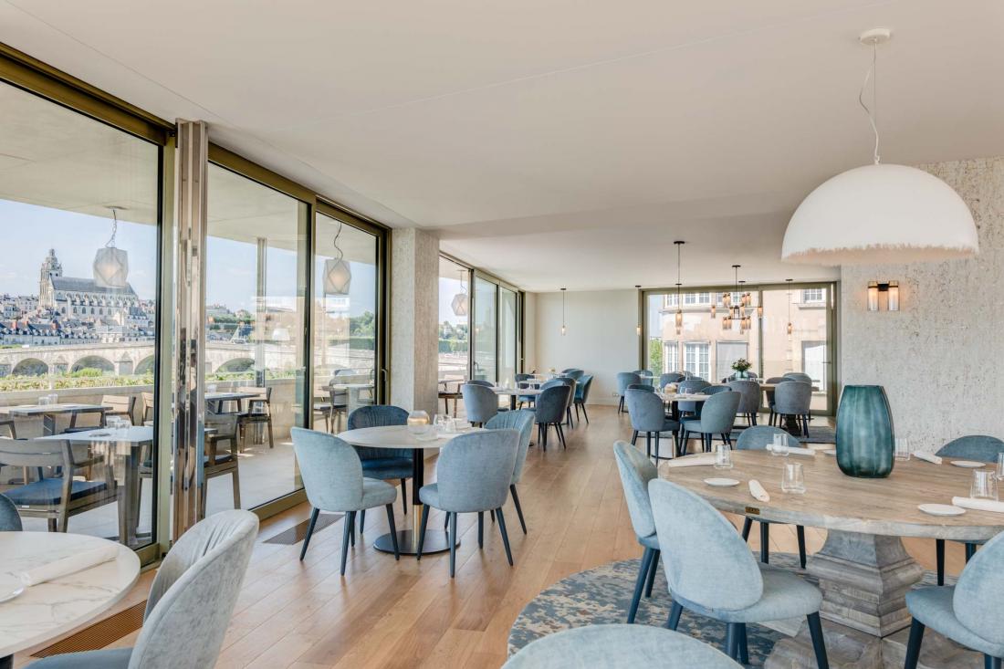 Le second restaurant de l’hôtel, Amour Blanc, concilie gastronomie et convivialité, prélude de l’expérience Fleur de Loire