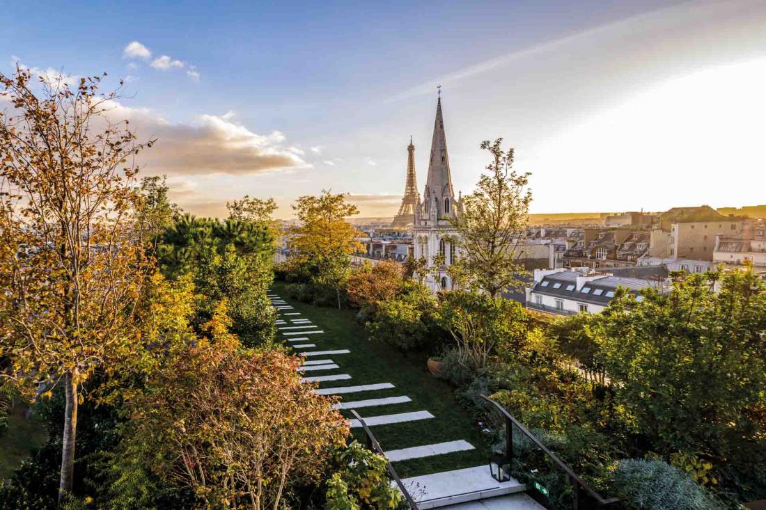 La terrasse est plantée d’essences méditerranéennes et de pommiers