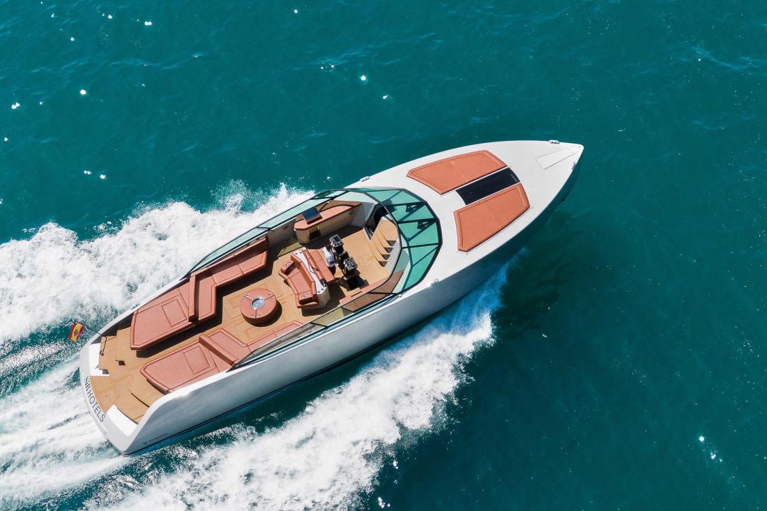 Le Sir Boat offre un service deluxe et peut accueillir jusqu’à 10 personnes.