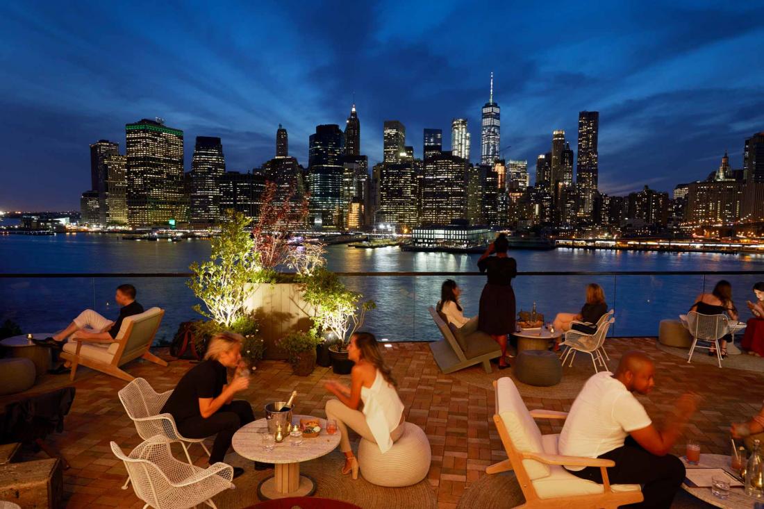 ... mais aussi un bar avec lounge et feu de cheminée