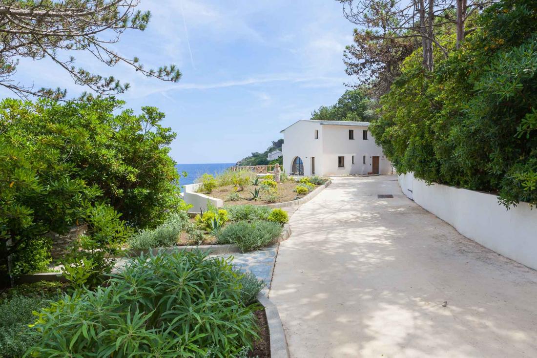 Villa au bord de l’eau, la villa A Marina, cachée de tous, offre le le luxe ultime d’une crique privée