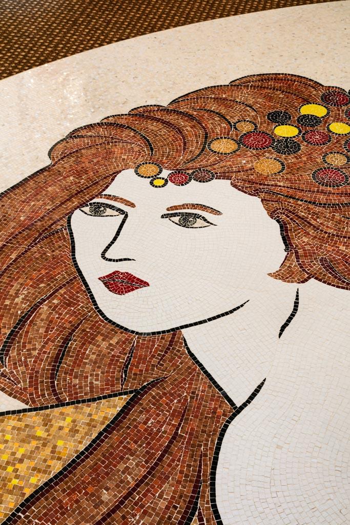 Au sol du restaurant La Belle Epoque, une vaste mosaïque créée sur mesure reprend les codes et couleurs du nouveau Barrière sur fond de Naïade Belle Epoque